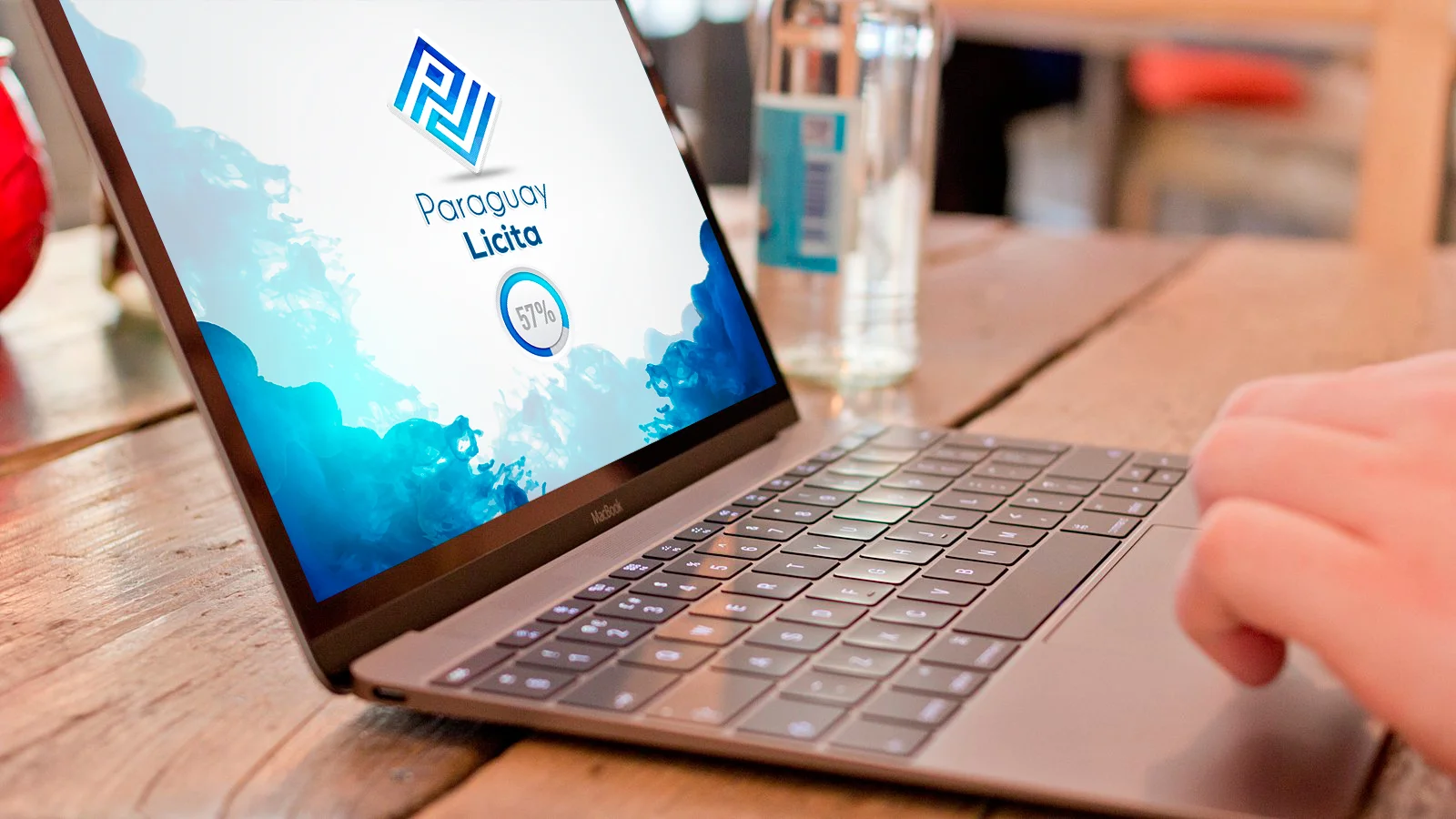 Mockup de Paraguay Licita en la pantalla de una computadora portátil