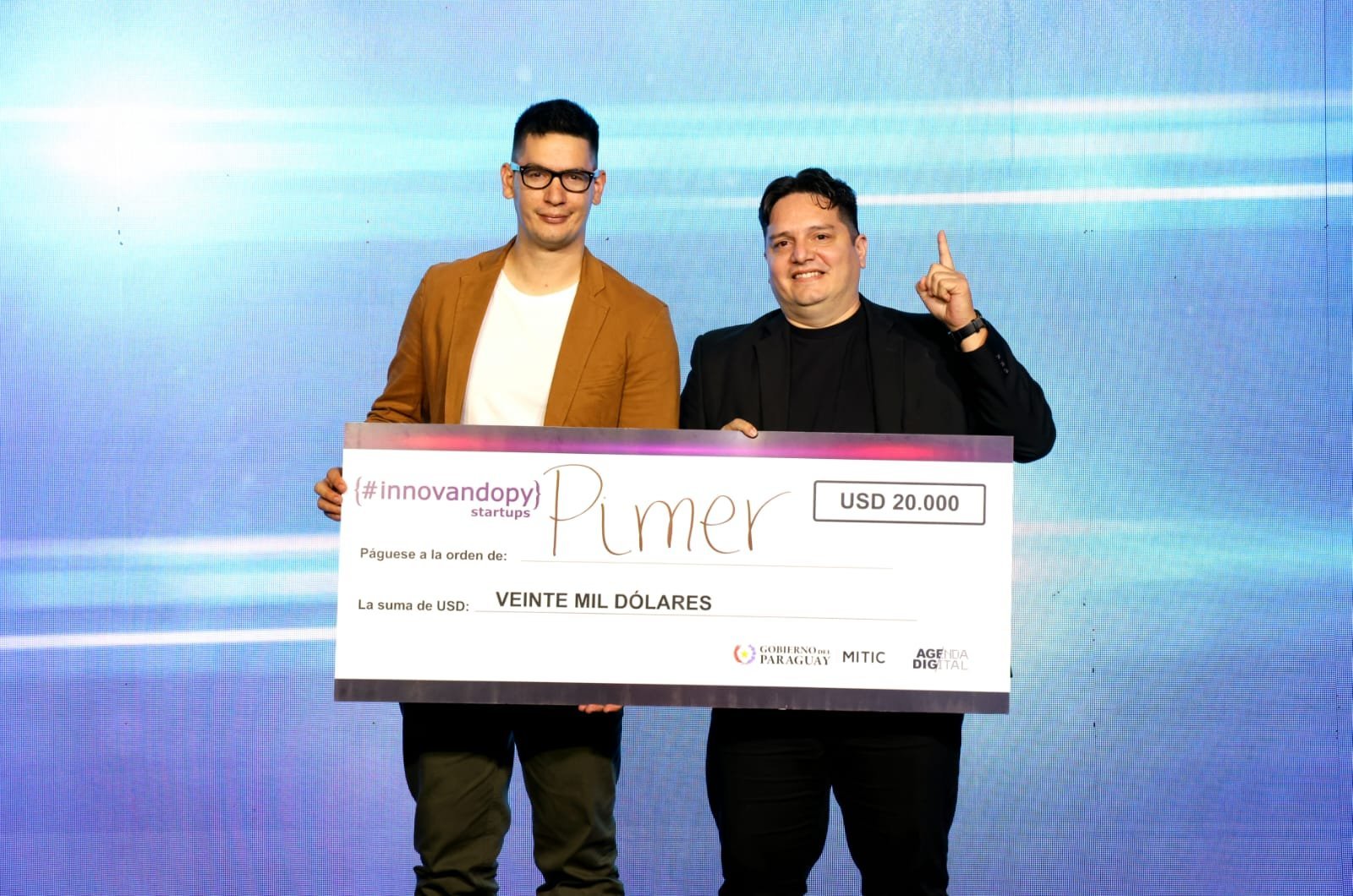 Edgar Cabral y Edgar Insfrán recibiendo la adjudicación de capital semilla para Pimer en InnovandoPY 2025